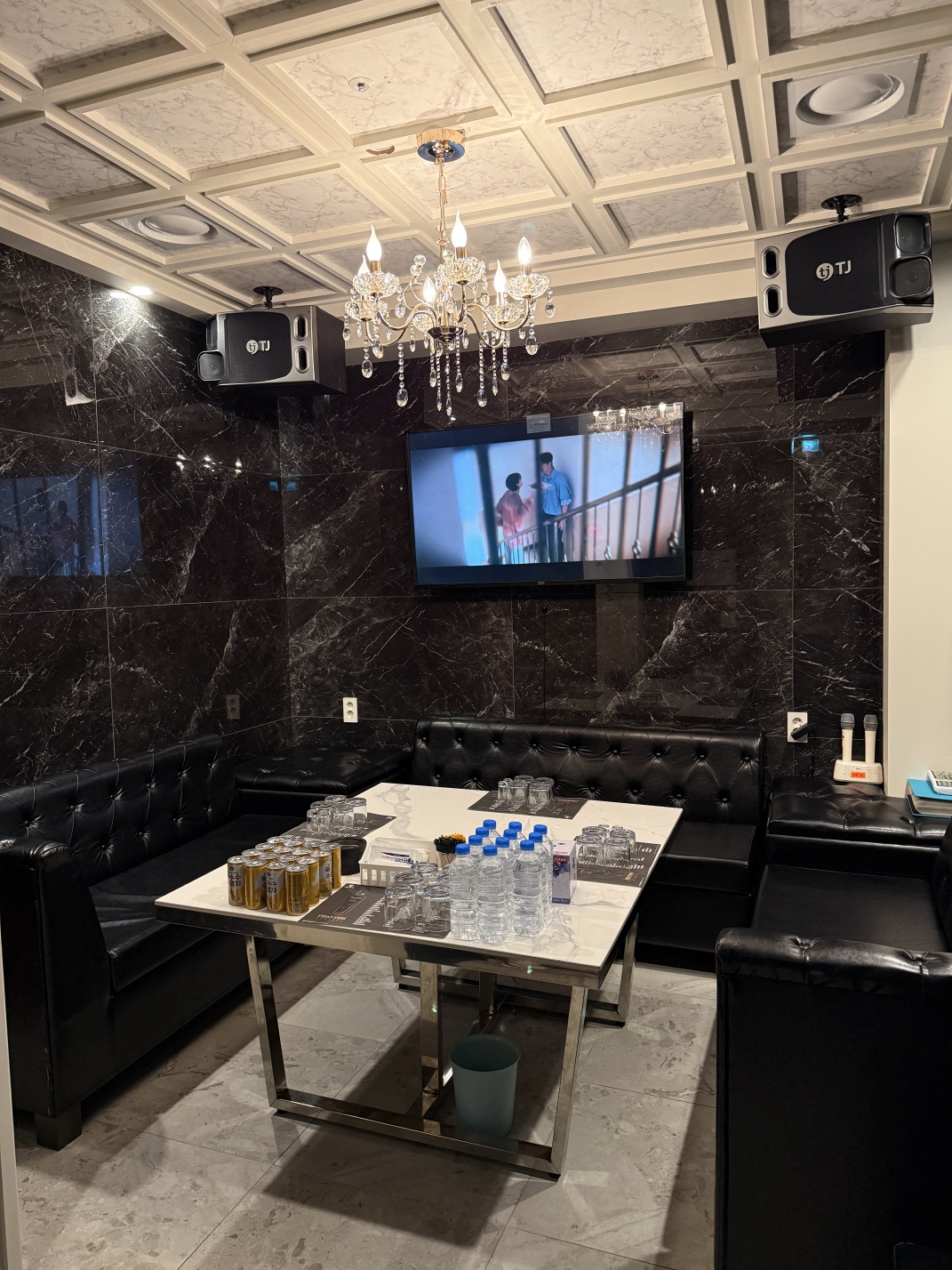 강남호빠블랙홀 VIP 룸의 트렌디한 파티 분위기 및 음향 시설